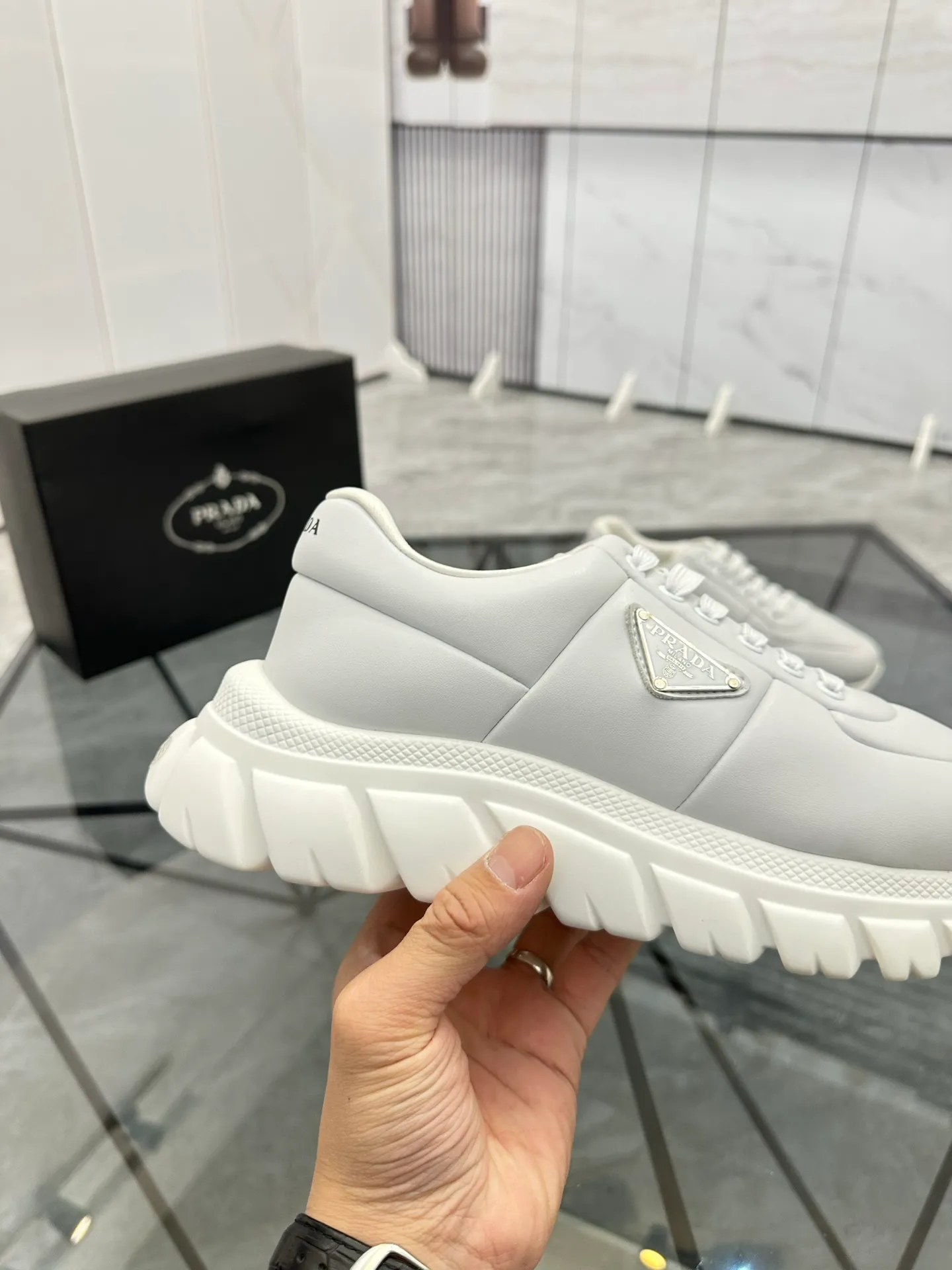 Men's shoes: 💰P460¥ Product trademark: Prada *"Prada*" low-top casual shoes Regular size: 38-44 (can be customized to 45.46) Product materials: imported cowhide upper, sheepskin lining, original outsole. Number: 835